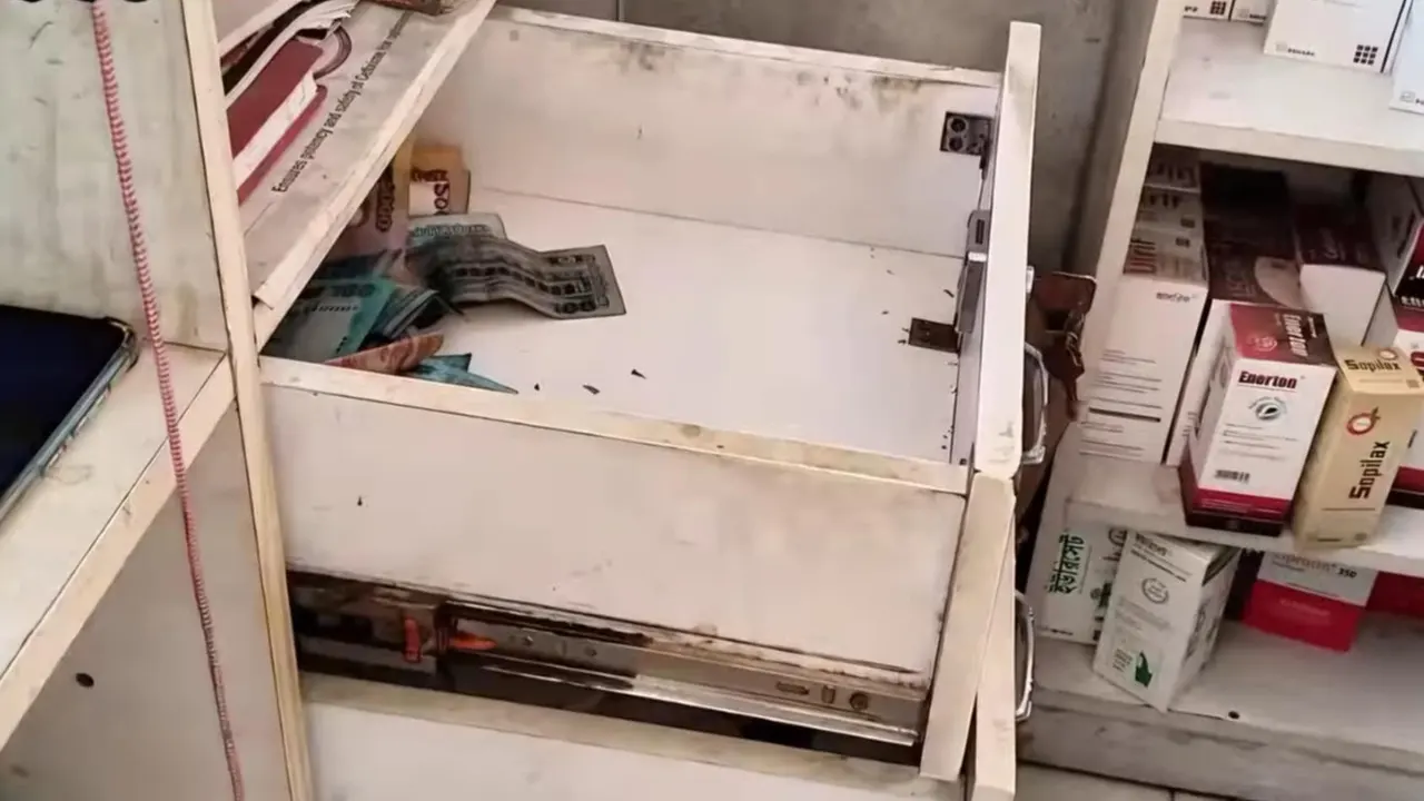 ‘ক্যাশে এত কম টাকা রাখলেন কেন’, চুরির সময় মালিককে ফোন